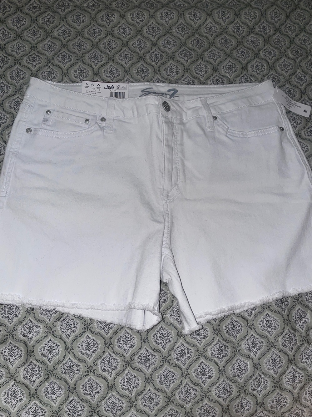 BNWT Seven7 White  Mid rise Relaxed Bermuda Denim Shorts,  Frayed Hem, size 14